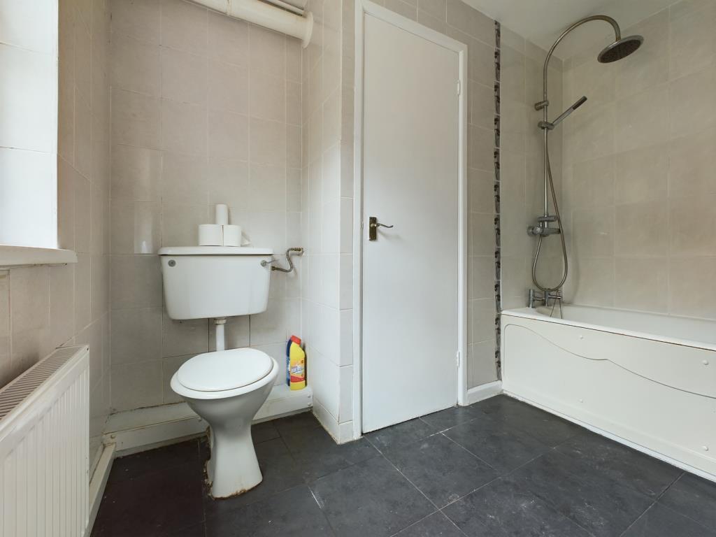 Lot: 43 - MIXED USE PROPERTY PLUS OUTBUILDING WITH PLANNING APPROVAL - Bathroom with W.C.